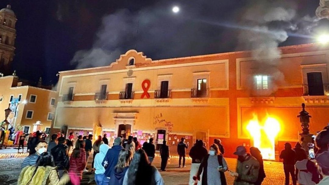 Con fuego y pintas protestan por feminicidio de Sofía Alejandra en Zacatecas