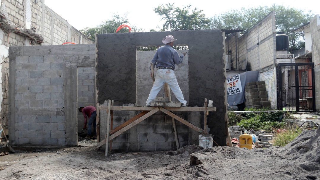 Albañiles trabajan en la construcción de casas en la ciudad de Jojutla, Morelos