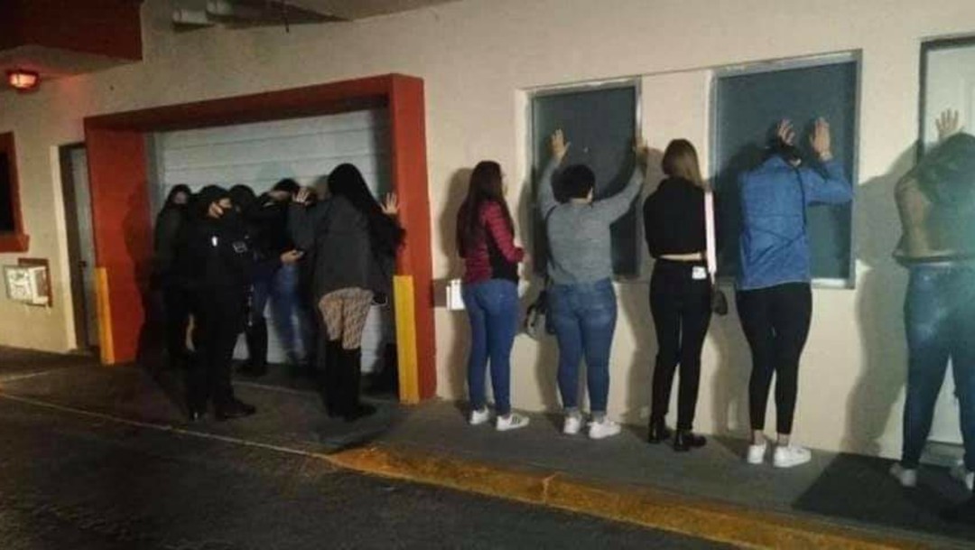 Detienen a 35 personas por realizar fiesta en motel de Ciudad Juárez