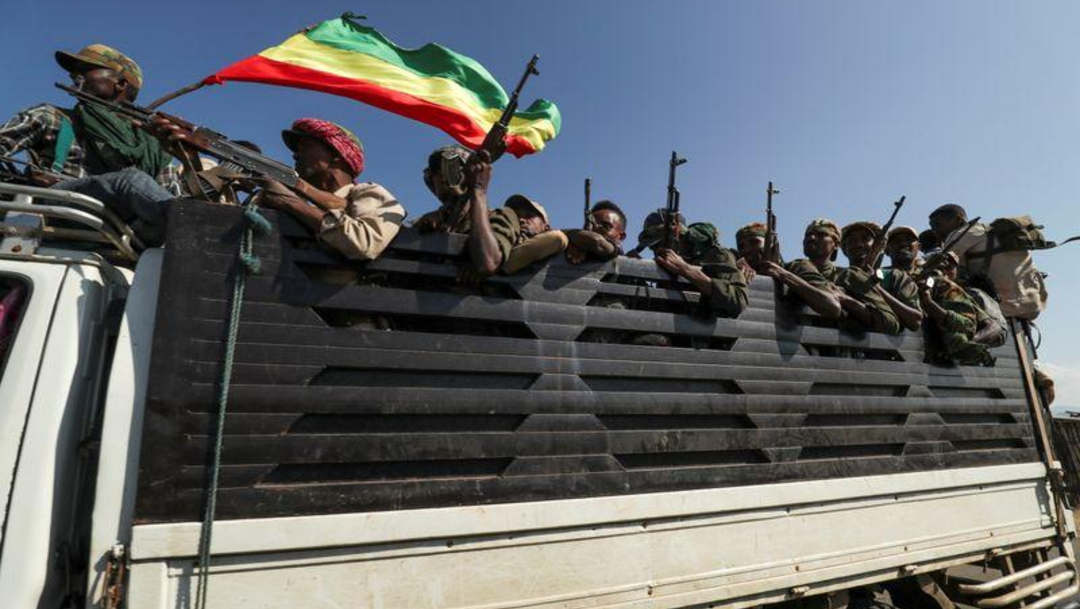 Elementos del Ejército de Etiopía son transportados en una camioneta