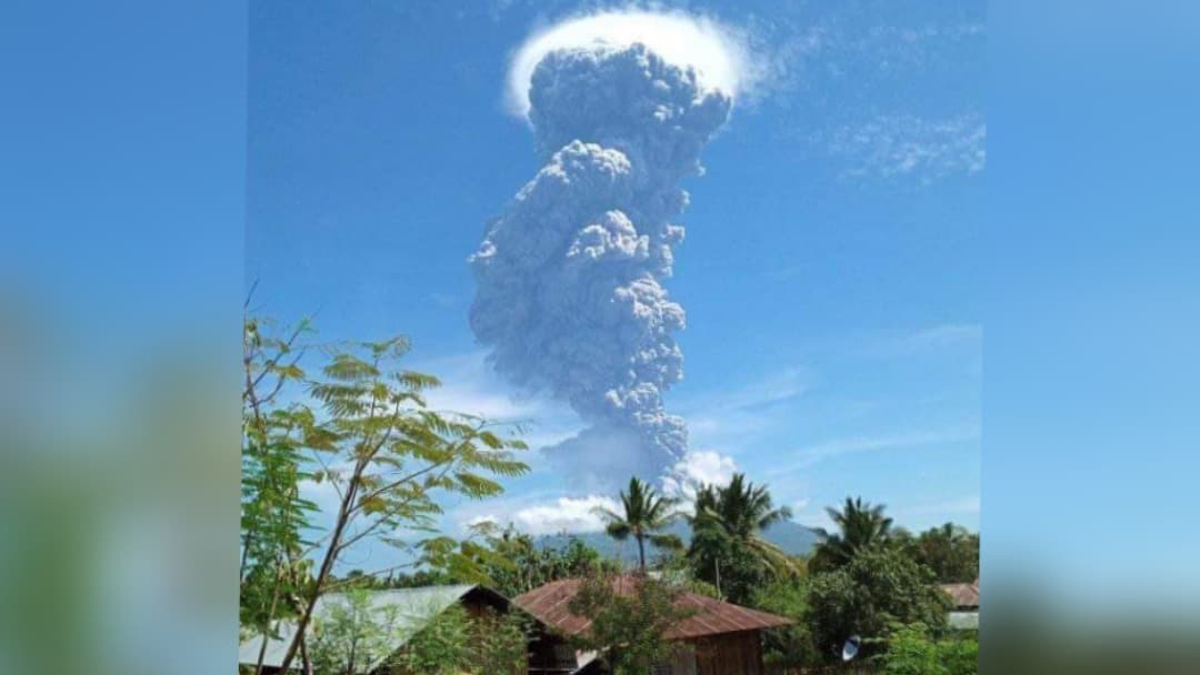 El volcán Lewotolo, de Indonesia entró en erupción