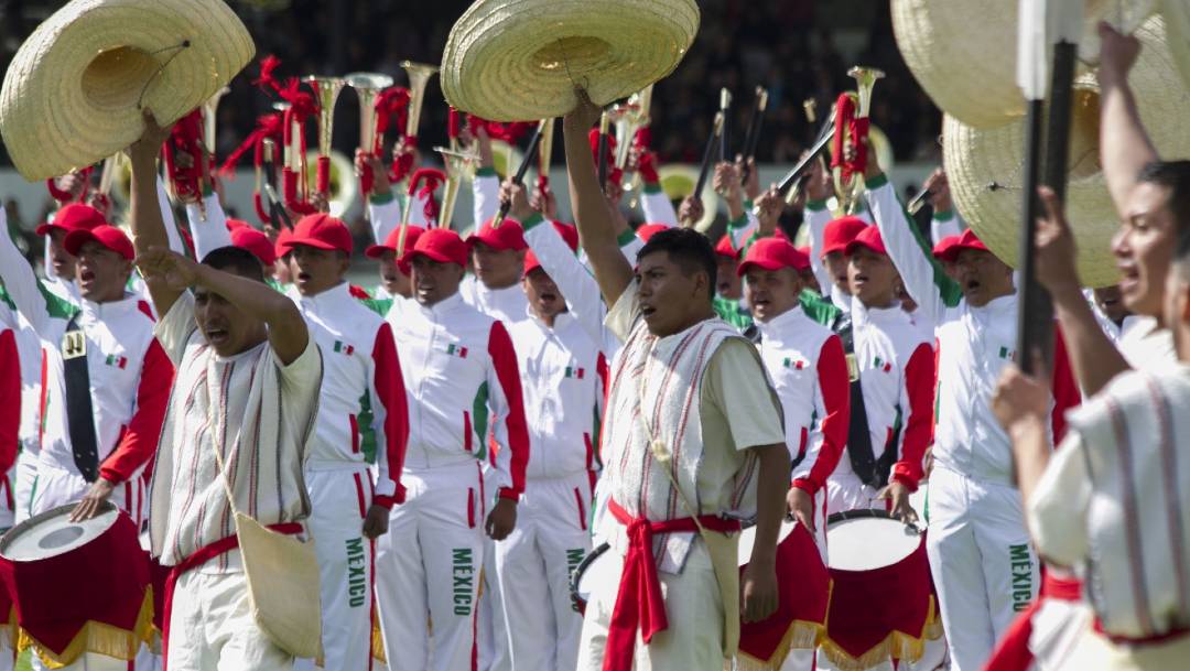 Militares caracterizados de revolucionarios participan en la escenificación conmemorativa por el 106 aniversario de la Revolución Mexicana, en 2016