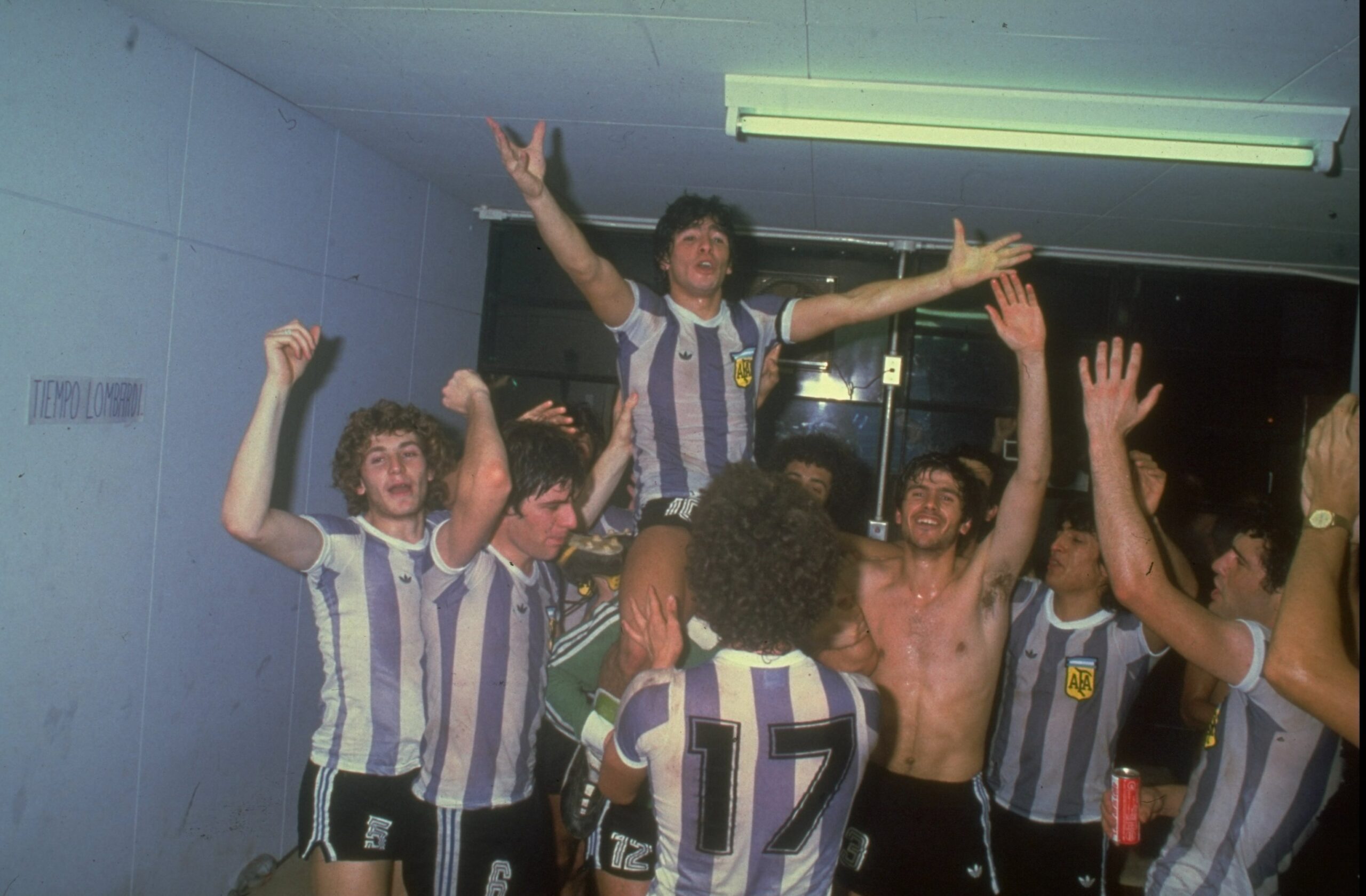 Maradona celebrando con Argentina