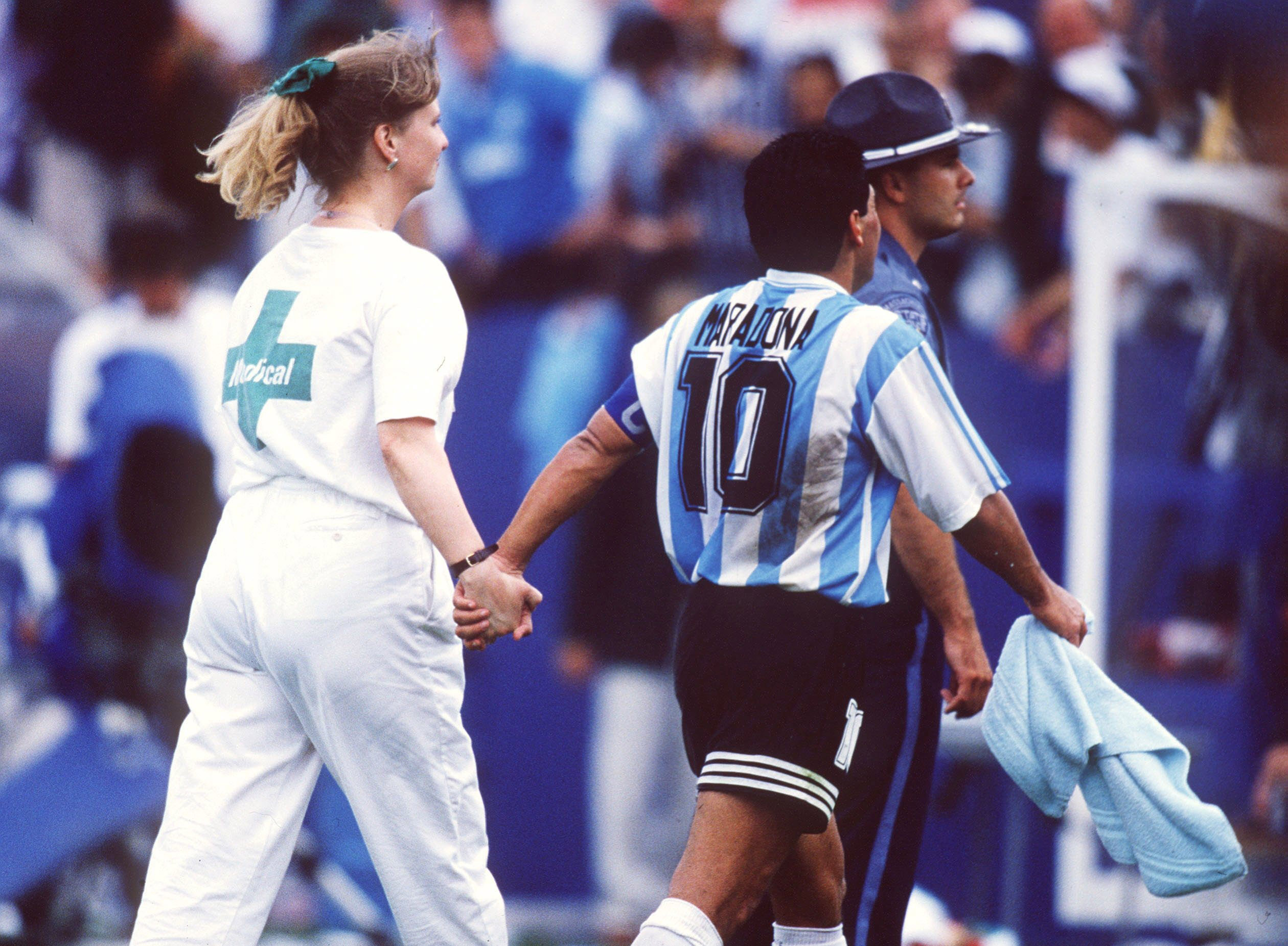 Maradona es llevado al control de dopaje durante el mundial de Estados Unidos 1994