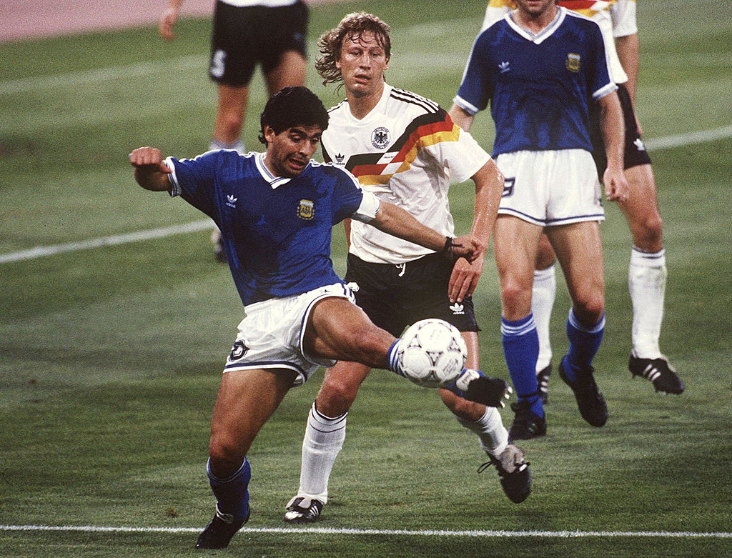 Maradona disputa la final del mundial de Italia 90 contra Alemania 