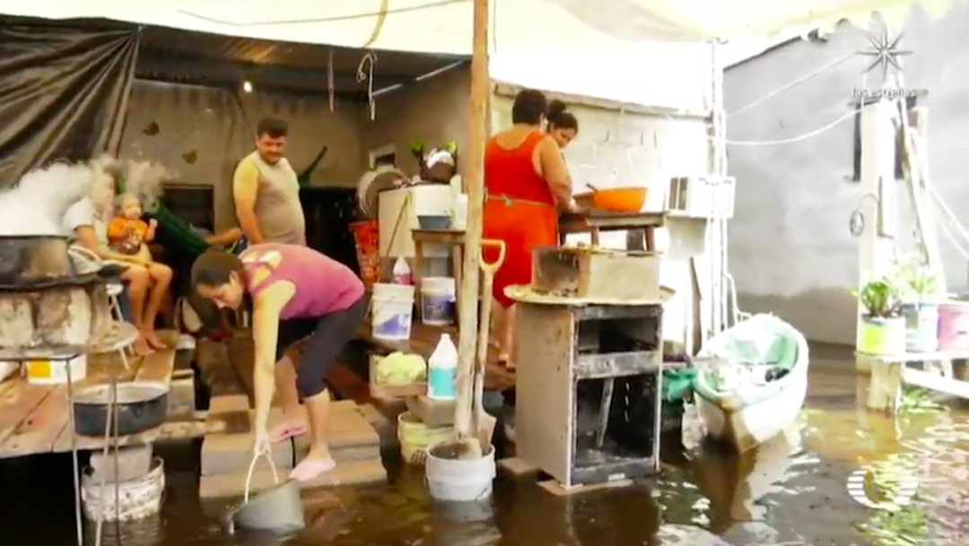 Habitantes de Jalpa, Tabasco, improvisan campamentos para dormir debido a inundaciones