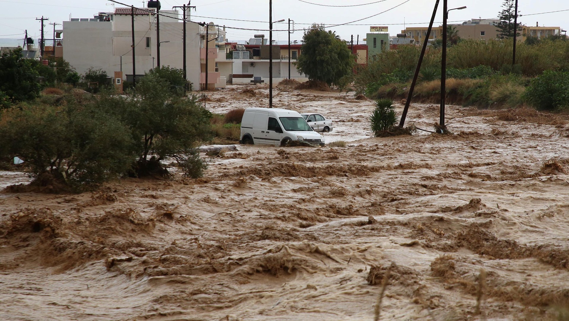 Inundaciones en Creta, Grecia, arrastran vehículos hacia el mar