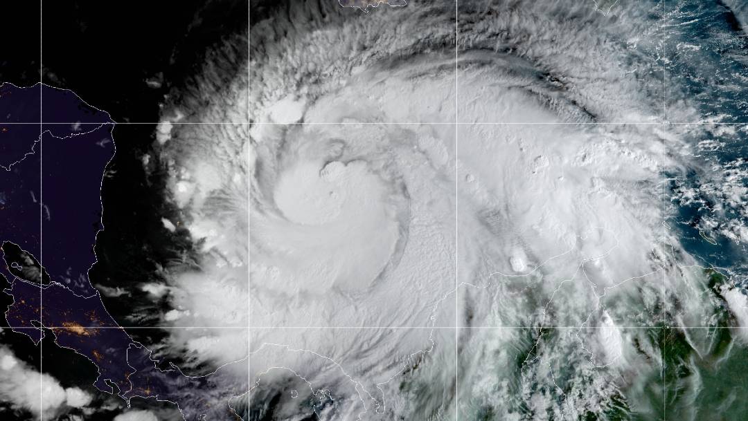 El Centro Nacional de Huracanes de Estados Unidos anticipa que Iota golpeará Centroamérica como huracán de categoría 4