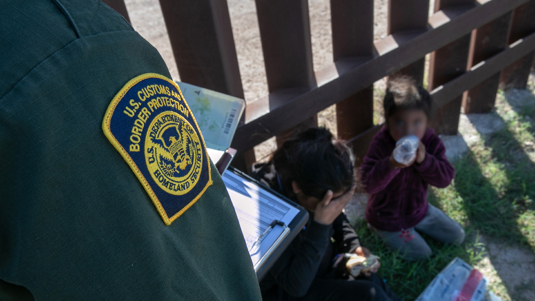 Juez ordena al Gobierno Trump frenar expulsión de niños migrantes no acompañados