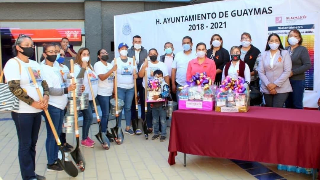 Madres buscadoras y alcaldesa de Guaymas justifican donación de palas y cubetas