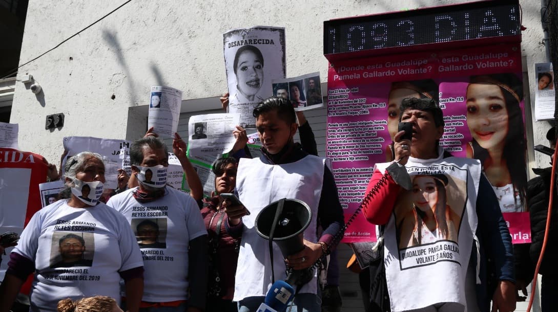 Manifestantes exigen justicia por Pamela Gallardo frente a la FGJCDMX