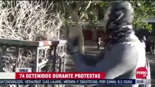 manifestantes protestan contra el presidente de chile