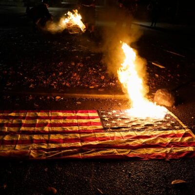 Manifestantes queman banderas de EEUU en tensa noche electoral