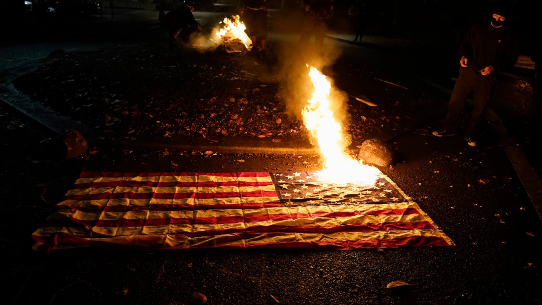 Manifestantes queman banderas de Estados Unidos