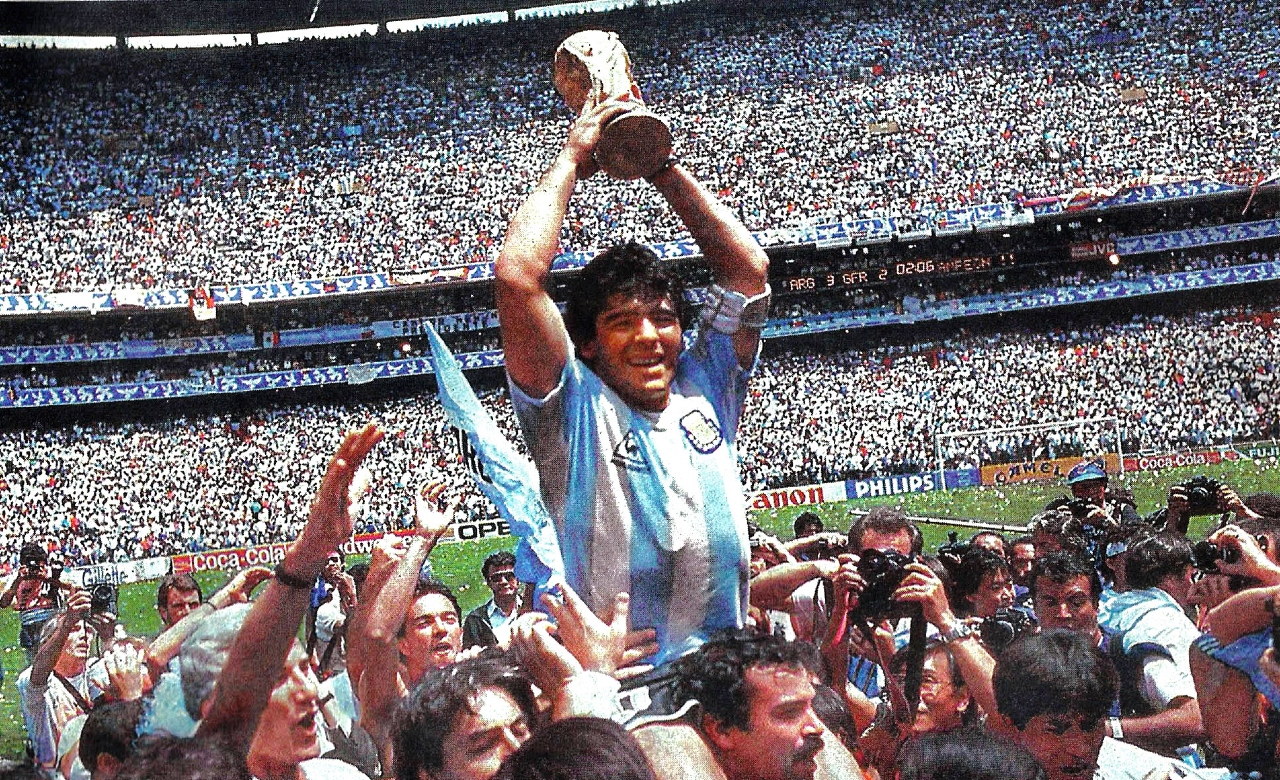 Maradona levanta la copa del mundo en el Estadio Azteca en 1986 