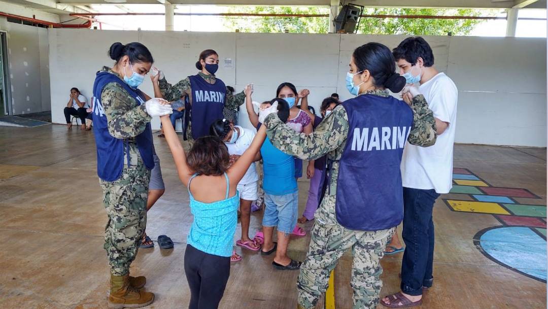 Elementos de la Marina auxilian a la población damnificada en Tabasco por las inundaciones