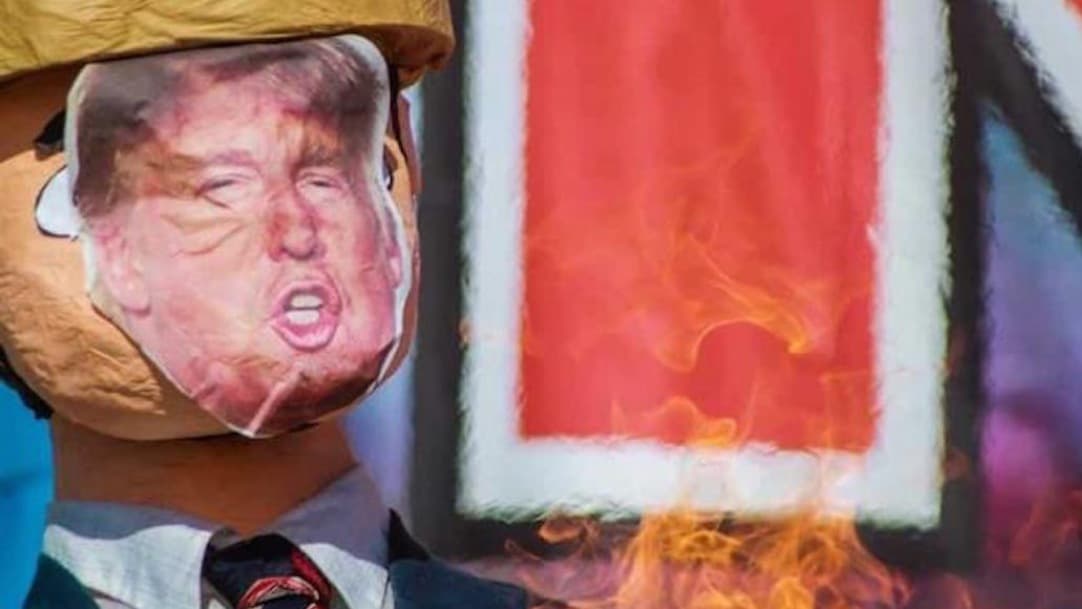 Migrantes queman piñatas de Trump en Tijuana