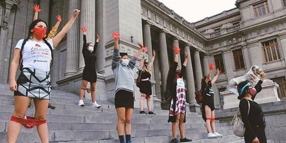 La polémica resolución provocó protestas de mujeres con ropa interior roja