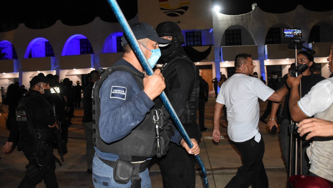 Policías reprimen manifestación en Cancún