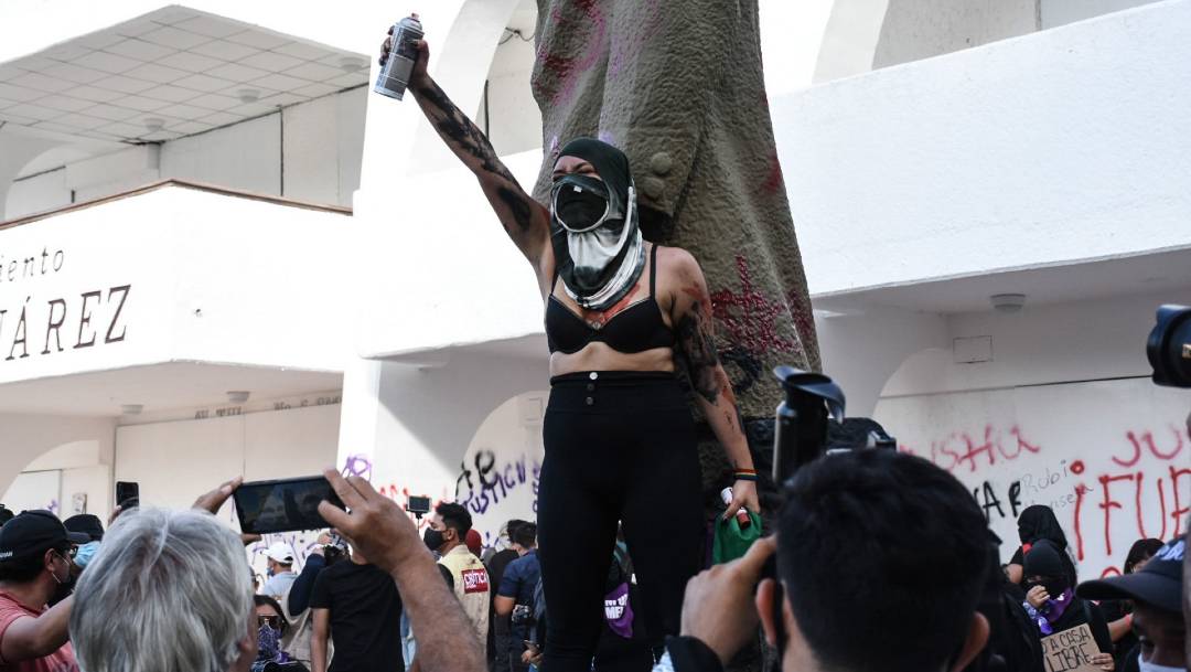 Feministas realizaron pintas en el Palacio Municipal de Cancún para exigir justicia por el feminicidio de Alexis