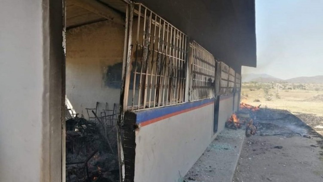 Quema de escuela propicia enfrentamiento a balazos en Tepecoacuilco, Guerrero