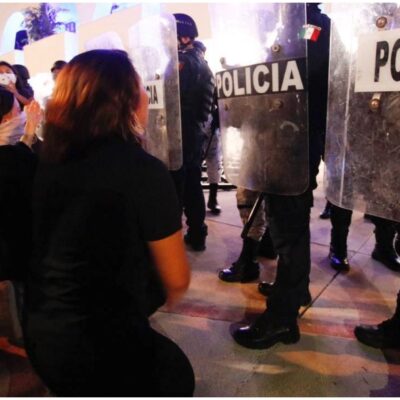 Autoridades condenan represión y agresión armada contra marcha feminista en Cancún