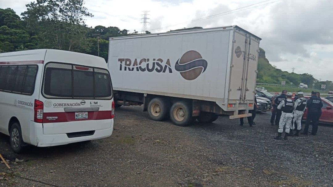 Rescatan a 100 migrantes centroamericanos dentro de tráiler en Veracruz