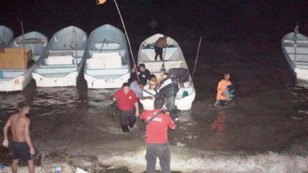 Rescatan a 14 pescadores perdidos en altamar de Campeche