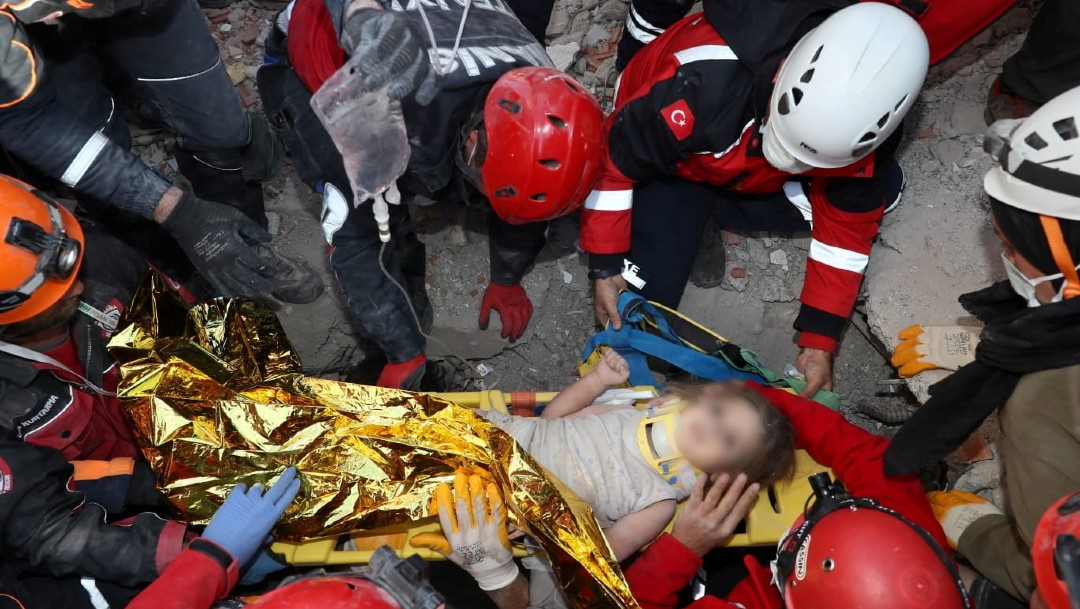 Rescatan a una niña tras 4 días bajo los escombros del terremoto en Turquía