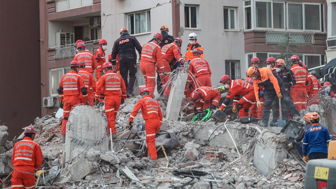 Suman 114 muertos por terremoto en Turquía; continúa búsqueda en escombros