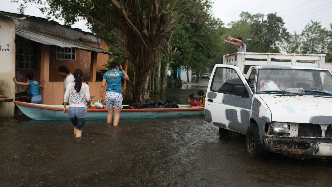 Habitantes de Ixtacomitan, Tabasco, abandonan sus hogares debido a las inundaciones por las intensas lluvias