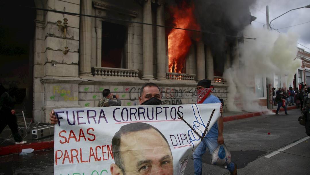 Un grupo de manifestantes tomó y quemó el Congreso de Guatemala en rechazo al Gobierno de Alejandro Giammettei