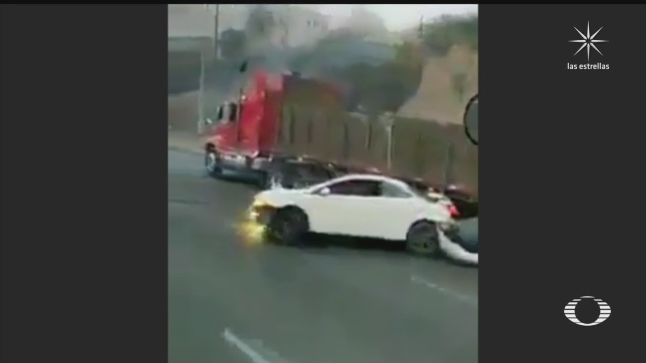 trailer embiste y arrastra a automovil en la mexico queretaro