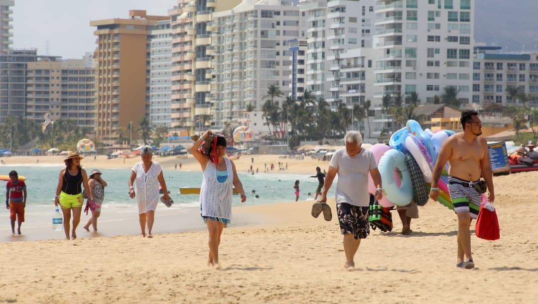 Turistas aprovechan fin de semana y llegan a playas de Guerrero
