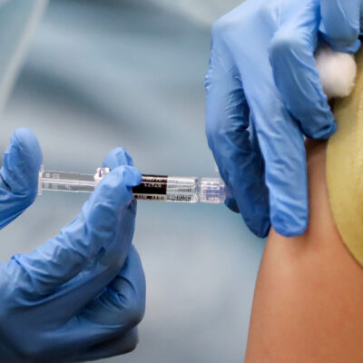 Vacuna COVID-19 de Pfizer y BioNTech reporta 90% de eficacia