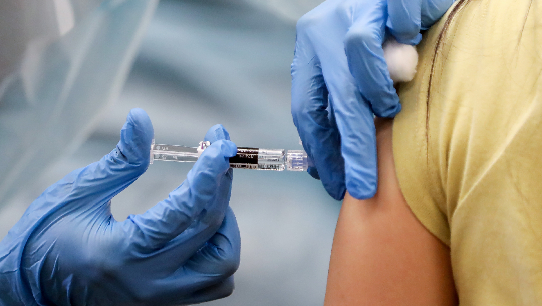 Vacuna COVID-19 de Pfizer y BioNTech reporta 90% de eficacia