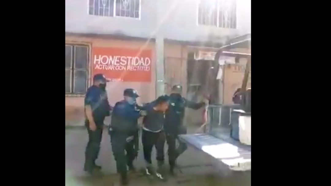 VIDEO: Policías de Zaachila, Oaxaca, detienen a habitantes sin cubrebocas
