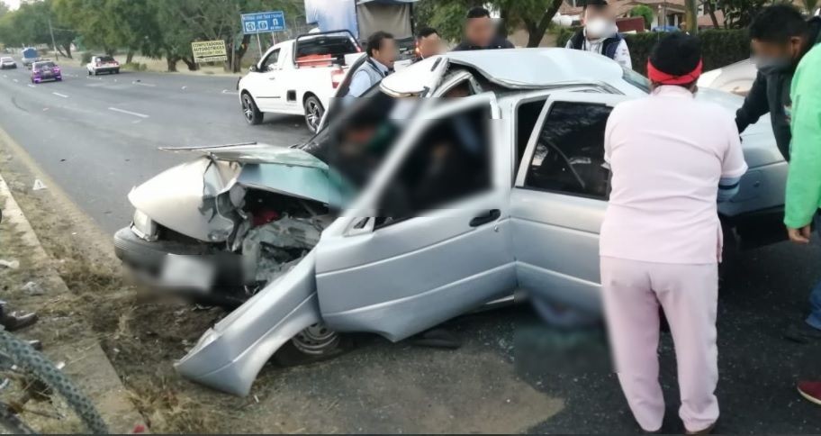 Accidente-entre-camioneta-y-auto-deja-dos-muertos-en-Oaxaca