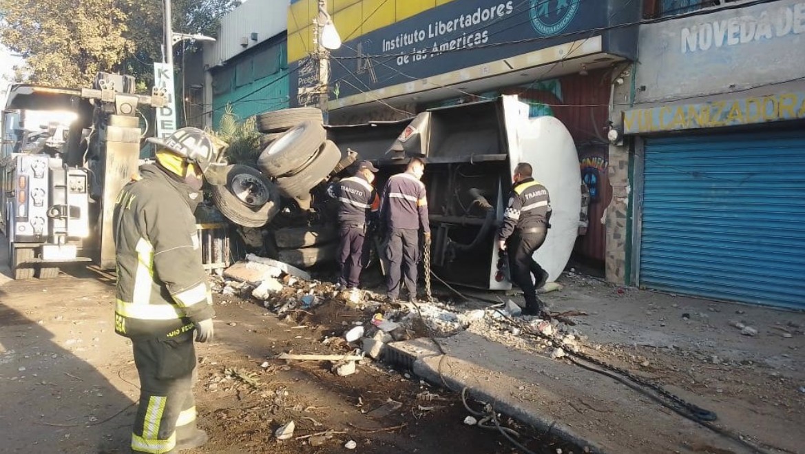 Pipa de agua vuelca tras chocar con camioneta en calzada Ignacio Zaragoza en CDMX