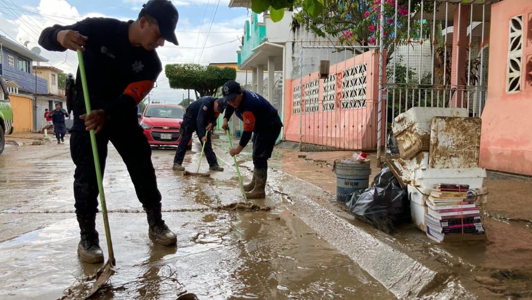 Agua Dulce, Veracruz, inició labores de limpieza por desbordamiento de río