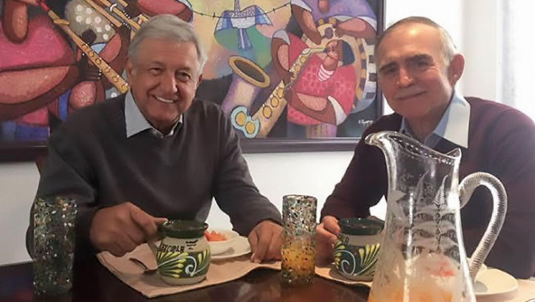 Fotografía que muestra al presidente Andrés Manuel López Obrador (i), y al empresario Alfonso Romo.