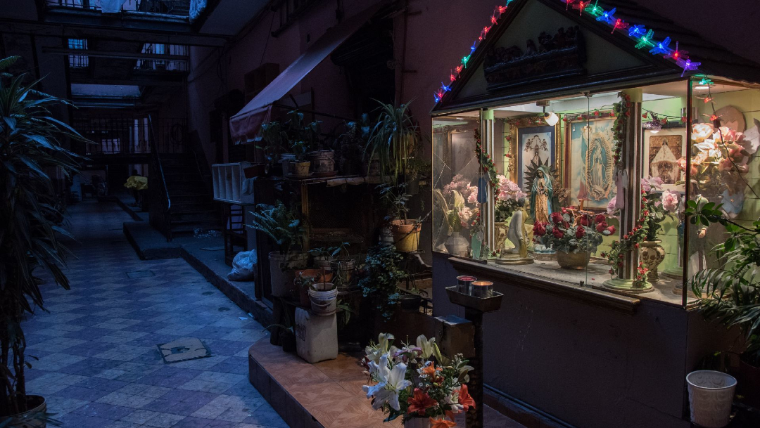 Un altar de la Virgen de Guadalupe en una vecindad de la CDMX