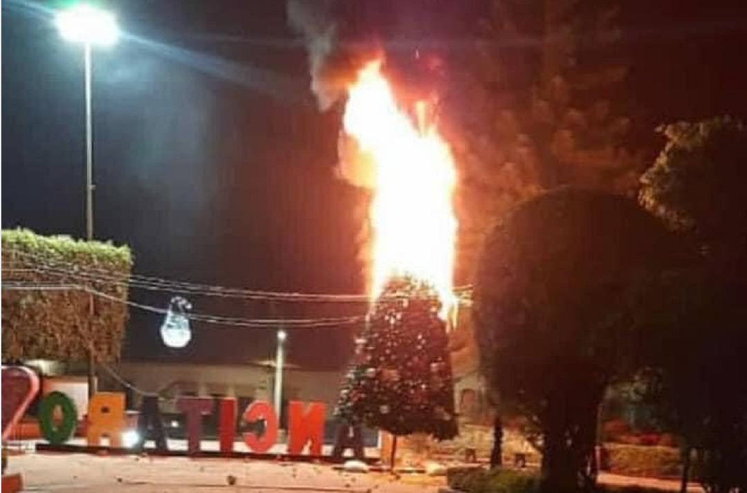 Prenden-fuego-a-árbol-de-Navidad-de-Tancítaro-Michoacán