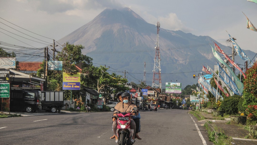 Aumento de actividad volcánica en Indonesia provoca evacuación de miles de personas