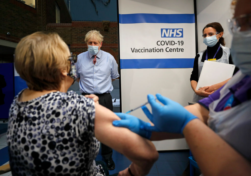 Boris Johnson, primer ministro del Reino Unido, en la campaña de vacunación del COVID-19