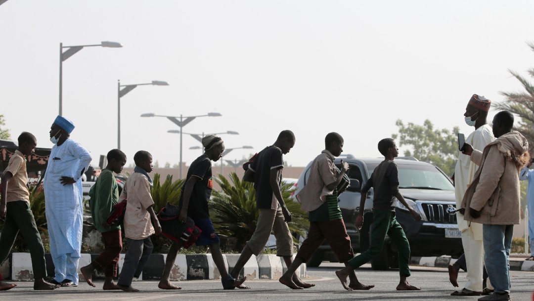 Cansados pero sonrientes, estudiantes nigerianos son rescatados y regresan a casa
