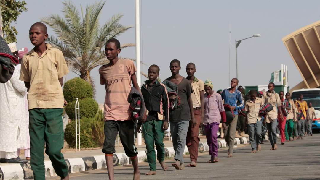 Cansados pero sonrientes, estudiantes nigerianos son rescatados y regresan a casa