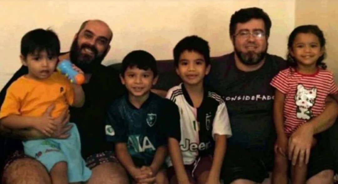 Pareja gay adopta cuatro niños en albergue de Brasil. (Imagen: Especial)