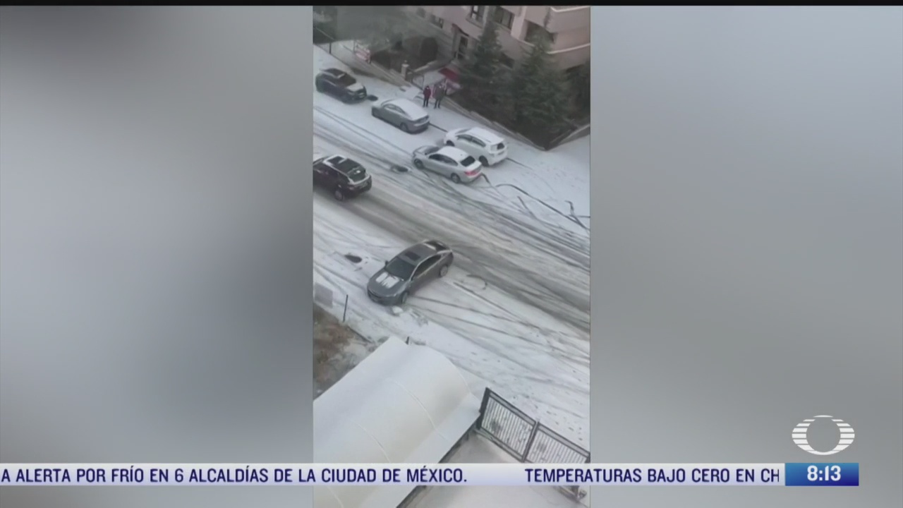 chocan carros al deslizarse en piso congelado