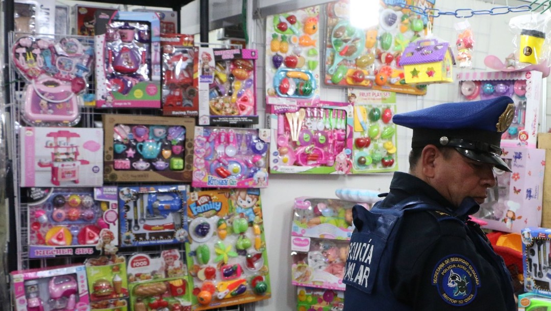 Comerciantes de juguetes abandonan tianguis y venden por redes sociales en CDMX